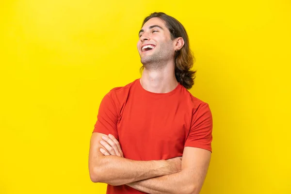 Blanke Knappe Man Geïsoleerd Gele Achtergrond Gelukkig Glimlachend — Stockfoto