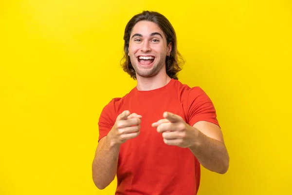 Caucasian Handsome Man Isolated Yellow Background Surprised Pointing Front — Stockfoto