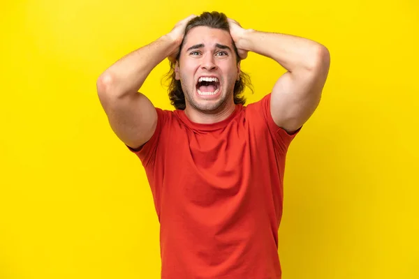 Kaukasische Knappe Man Geïsoleerd Gele Achtergrond Doet Nerveus Gebaar — Stockfoto