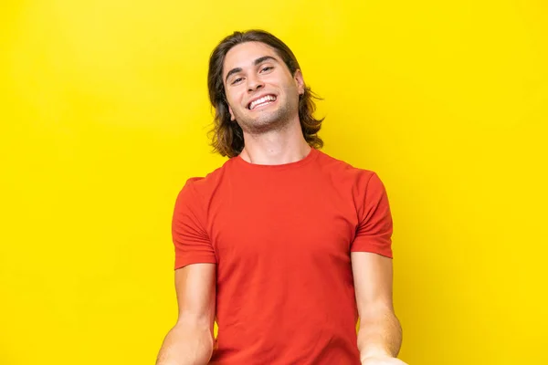 Blanke Knappe Man Geïsoleerd Gele Achtergrond Gelukkig Glimlachend — Stockfoto