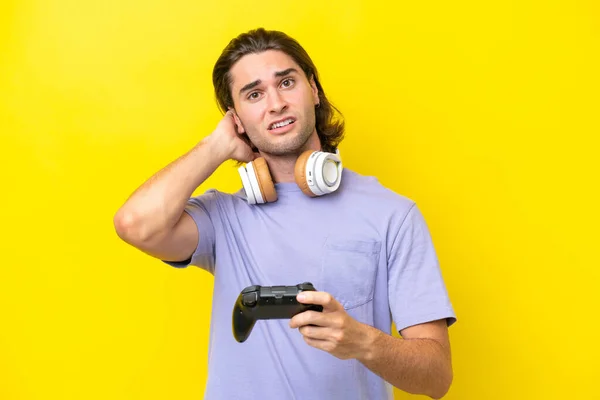 Jovem Bonito Caucasiano Homem Jogando Com Controlador Videogame Sobre Isolado — Fotografia de Stock