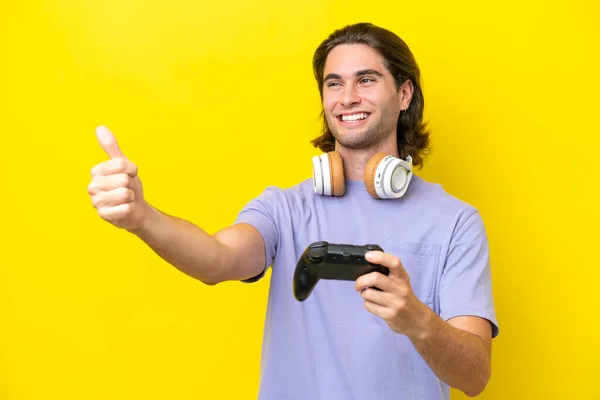 Молодой Красивый Белый Мужчина Играет Контроллером Видеоигры Изолированном Жёлтом Фоне — стоковое фото