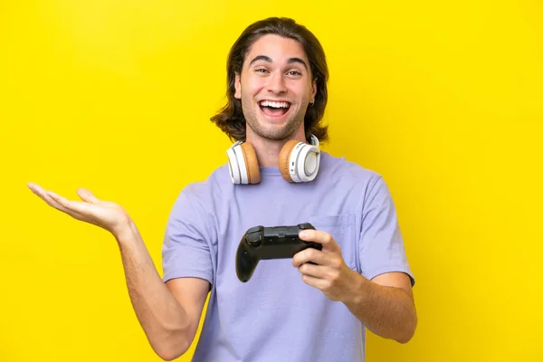 Jonge Knappe Blanke Man Spelen Met Een Video Game Controller — Stockfoto