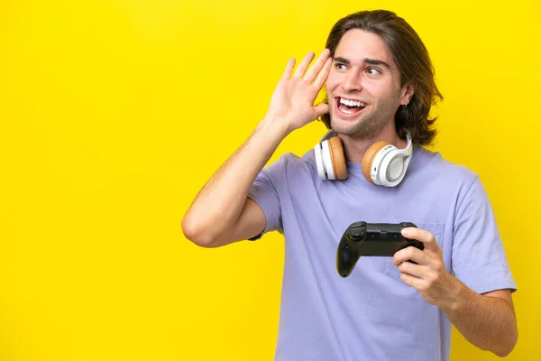 Молодой Красивый Белый Мужчина Играет Контроллером Видеоигры Изолированном Желтом Фоне — стоковое фото