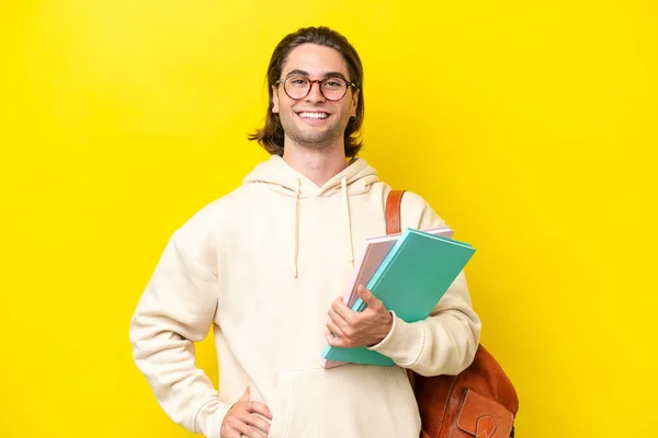 Mladý Student Pohledný Muž Izolovaný Žlutém Pozadí Pózovat Pažemi Boku — Stock fotografie