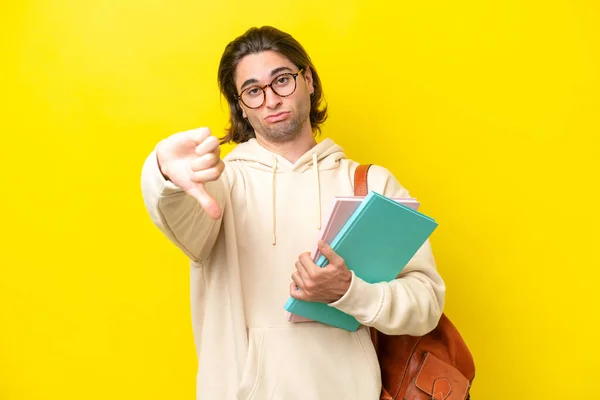 Mladý Student Pohledný Muž Izolované Žlutém Pozadí Ukazující Palec Dolů — Stock fotografie