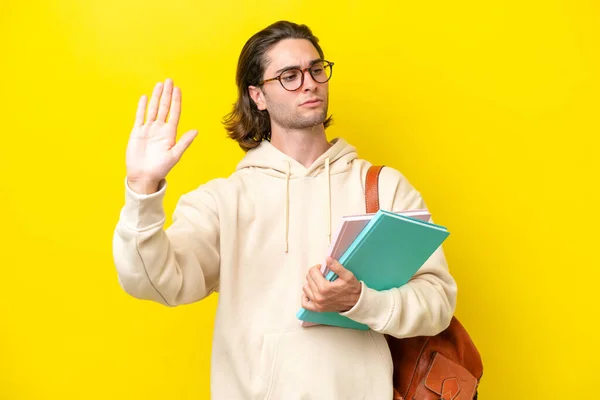 Νεαρός Μαθητής Όμορφος Άντρας Απομονωμένος Κίτρινο Φόντο Κάνοντας Χειρονομία Στοπ — Φωτογραφία Αρχείου
