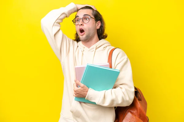 Mladý Student Pohledný Muž Izolovaný Žlutém Pozadí Dělá Překvapení Gesto — Stock fotografie