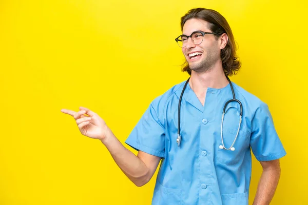 Jonge Chirurg Blanke Man Geïsoleerd Gele Achtergrond Wijzende Vinger Naar — Stockfoto