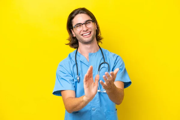Young Surgeon Caucasian Man Isolated Yellow Background Applauding Presentation Conference — Stock Photo, Image