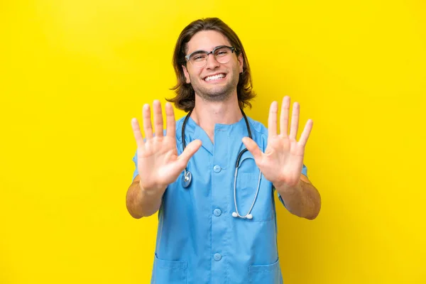 Молодий Хірург Кавказький Чоловік Ізольований Жовтому Тлі Рахуючи Десять Пальцями — стокове фото