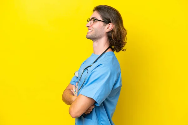 Νεαρός Χειρουργός Καυκάσιος Άνδρας Απομονωμένος Κίτρινο Φόντο Πλευρική Θέση — Φωτογραφία Αρχείου