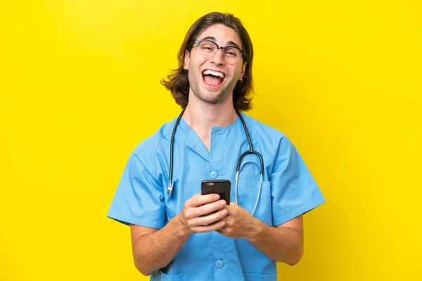 Jonge Chirurg Blanke Man Geïsoleerd Gele Achtergrond Verrast Het Verzenden — Stockfoto