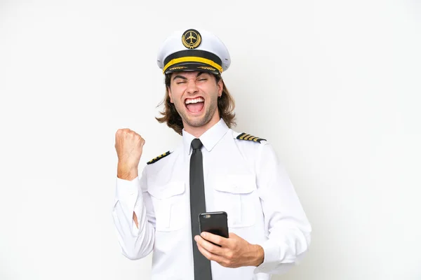 Knappe Piloot Van Het Vliegtuig Geïsoleerd Witte Achtergrond Met Telefoon — Stockfoto
