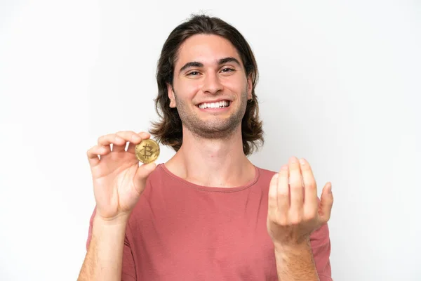 Junger Gutaussehender Mann Mit Einem Bitcoin Auf Weißem Hintergrund Der — Stockfoto