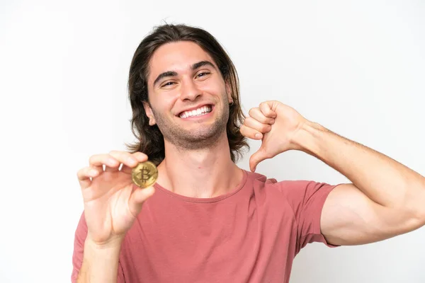 Junger Gutaussehender Mann Hält Einen Bitcoin Isoliert Auf Weißem Hintergrund — Stockfoto