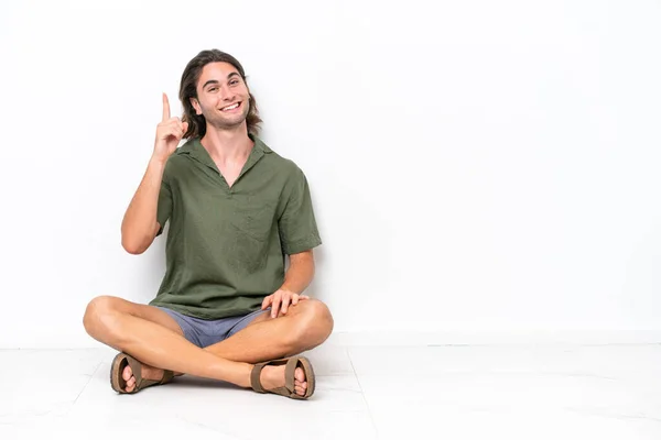 Junge Gutaussehende Mann Sitzt Auf Dem Boden Isoliert Auf Weißem — Stockfoto