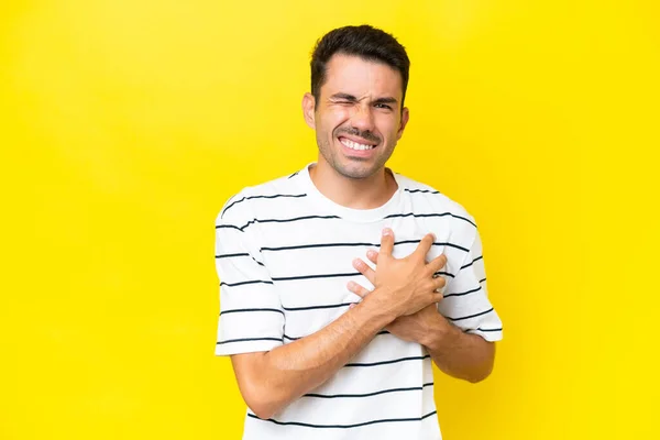 Soyutlanmış Sarı Arka Planı Olan Yakışıklı Genç Bir Adamın Kalbi — Stok fotoğraf