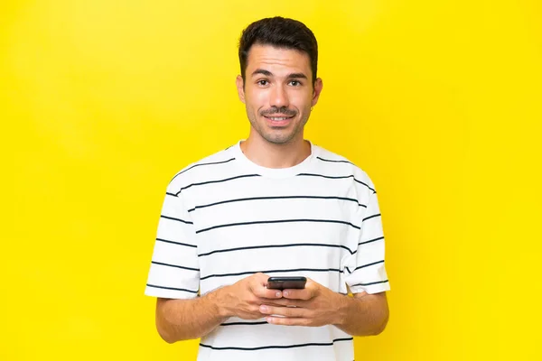 Junger Gutaussehender Mann Über Isoliertem Gelben Hintergrund Sendet Eine Nachricht — Stockfoto