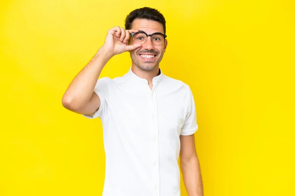 Junger Gutaussehender Mann Über Isoliertem Gelben Hintergrund Der Zeichen Mit — Stockfoto