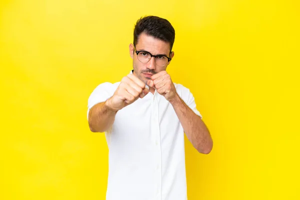 Joven Hombre Guapo Sobre Fondo Amarillo Aislado Con Gesto Lucha — Foto de Stock