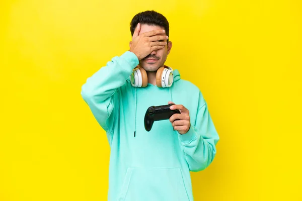 Jonge Knappe Man Die Speelt Met Een Videogame Controller Geïsoleerde — Stockfoto