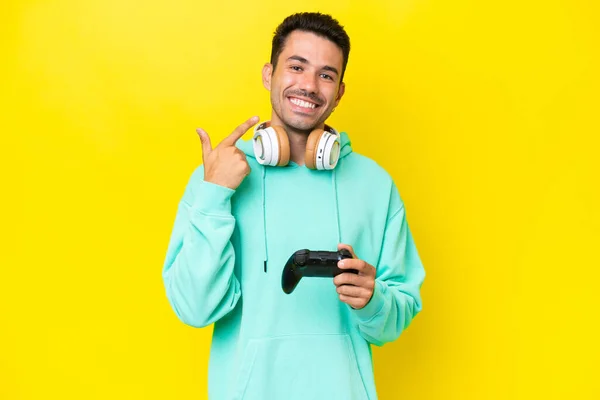 Jovem Homem Bonito Jogando Com Controlador Videogame Sobre Parede Isolada — Fotografia de Stock