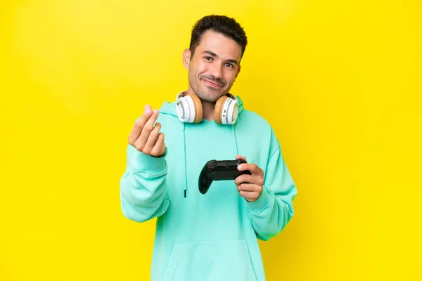 Jovem Homem Bonito Jogando Com Controlador Videogame Sobre Parede Isolada — Fotografia de Stock