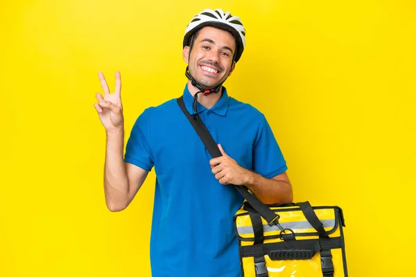 Jovem Homem Bonito Com Mochila Térmica Sobre Fundo Amarelo Isolado — Fotografia de Stock