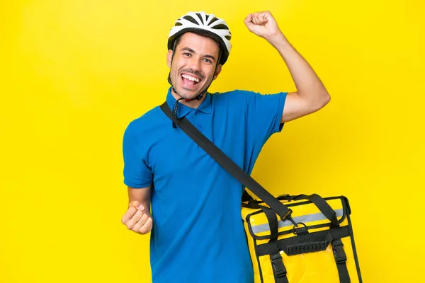 Jovem Homem Bonito Com Mochila Térmica Sobre Fundo Amarelo Isolado — Fotografia de Stock