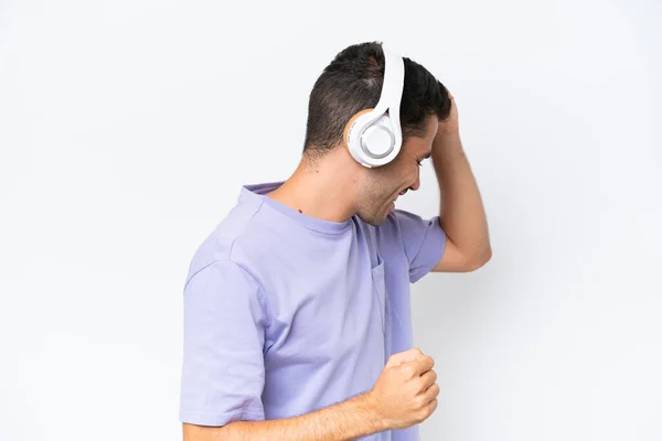 Jovem Homem Bonito Sobre Isolado Fundo Branco Ouvindo Música Dança — Fotografia de Stock