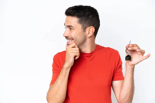 Joven Hombre Guapo Sosteniendo Llaves Aisladas Sobre Fondo Blanco Aislado — Foto de Stock