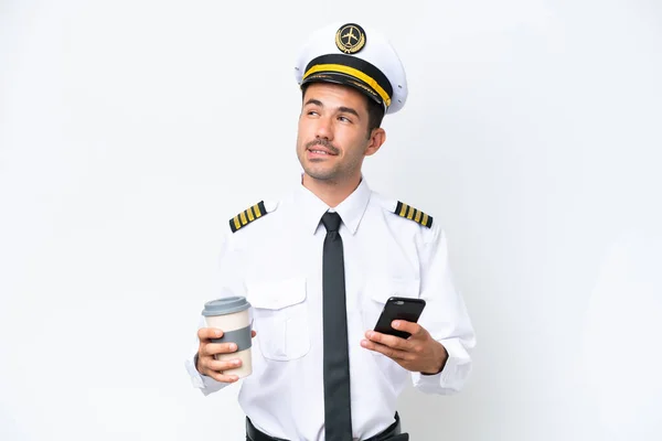 Piloto Avión Sobre Fondo Blanco Aislado Sosteniendo Café Para Llevar — Foto de Stock