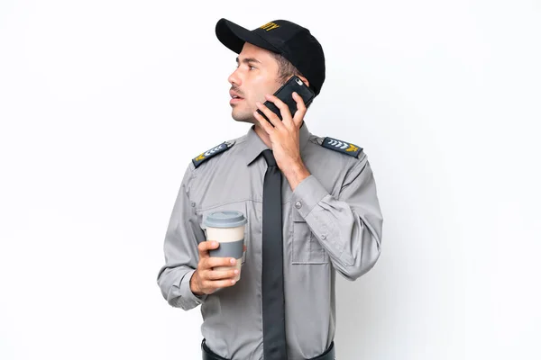 Mladý Ochranný Muž Nad Izolovaným Bílým Pozadím Drží Kávu Odnést — Stock fotografie