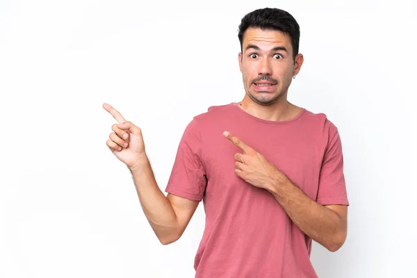 Jovem Bonito Homem Sobre Isolado Fundo Branco Assustado Apontando Para — Fotografia de Stock