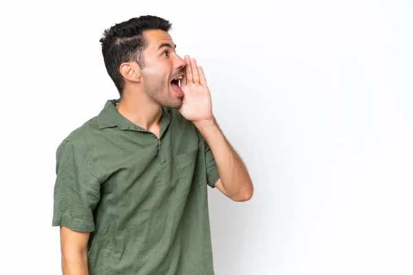 Νεαρός Όμορφος Άντρας Πάνω Από Απομονωμένο Λευκό Φόντο Φωνάζοντας Στόμα — Φωτογραφία Αρχείου