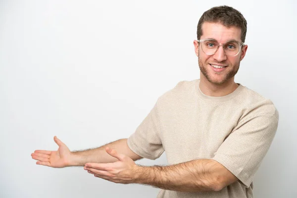 Giovane Uomo Caucasico Isolato Sfondo Bianco Che Estende Mani Lato — Foto Stock