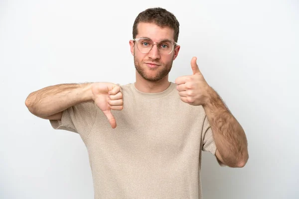 Jonge Blanke Man Geïsoleerd Witte Achtergrond Maakt Goed Slecht Teken — Stockfoto