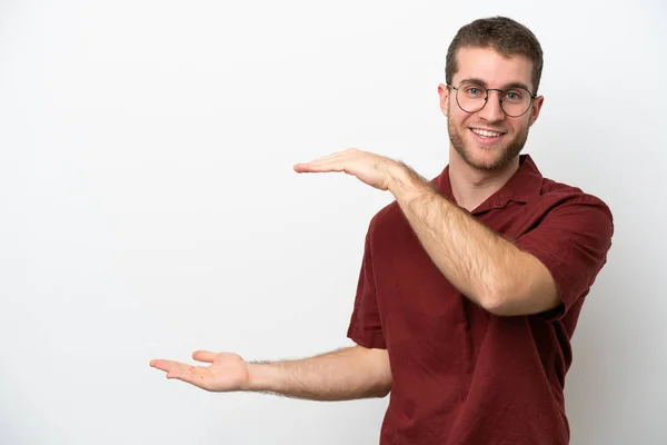 Joven Hombre Caucásico Aislado Sobre Fondo Blanco Sosteniendo Copyspace Para — Foto de Stock