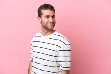 Pembe arka planda izole edilmiş genç beyaz bir adam. Portre