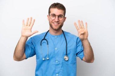 Genç cerrah, beyaz arka planda izole edilmiş beyaz adam parmaklarıyla dokuz sayıyor.