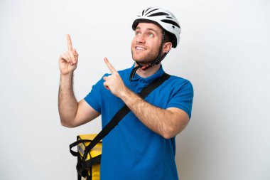 Beyaz arka planda izole edilmiş termal sırt çantalı beyaz bir adam işaret parmağıyla işaret etmek harika bir fikir.