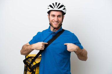 Beyaz arka planda termal sırt çantalı beyaz yüzlü genç beyaz bir adam.