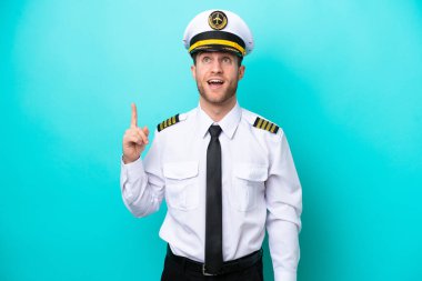 Kafkasyalı uçak pilotu mavi arka planda izole edildi.