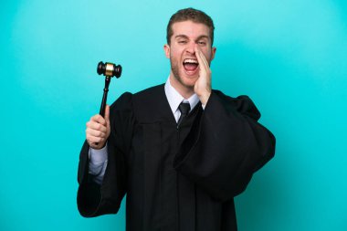 Kafkasyalı yargıç mavi arka planda izole edilmiş ve ağzı açık bağırıyor.