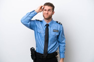 Beyaz arka planda izole edilmiş genç bir polis şüpheleri ve kafası karışmış bir yüz ifadesi var.