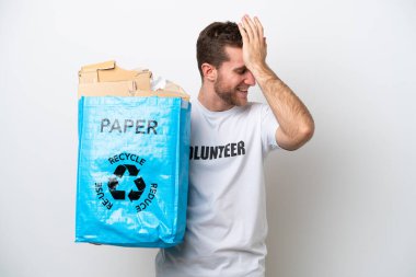 Beyaz arka planda izole edilmiş bir şekilde geri dönüşüm için kağıt dolu bir çanta taşıyan genç beyaz adam bir şey fark etti ve çözüme niyetlendi.