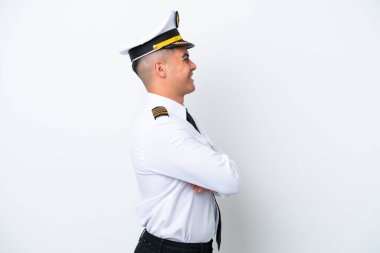 Uçak pilotu Kafkasyalı adam beyaz arka planda yan pozisyonda izole edildi