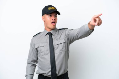 Beyaz arka planda izole edilmiş genç beyaz güvenlik görevlisi