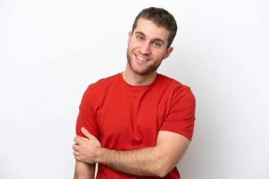 Beyaz arka planda izole edilmiş genç beyaz adam gülüyor.